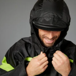 BTWIN PONCHO PLUIE VISIBILITE JOUR VELO VILLE 120 NOIR JAUNE FLUO 17 BTWIN PONCHO PLUIE VISIBILITE JOUR VELO VILLE 120 NOIR JAUNE FLUO -Vélorbain Magasin poncho pluie visibilite jour velo ville 120 noir jaune fluo 5
